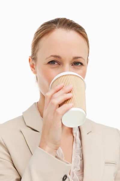 Портрет жінки в костюмі, що п'є каву на винос — стокове фото