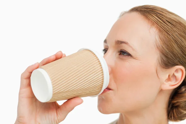 Крупный план женщины в костюме, пьющей кофе на вынос — стоковое фото