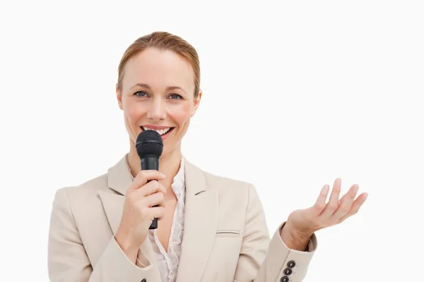 Kobieta w garnitur, mówiąc z mikrofonem — Zdjęcie stockowe