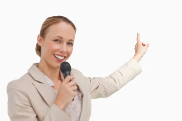Retrato de uma mulher de negócios em conferência com um microfone — Fotografia de Stock