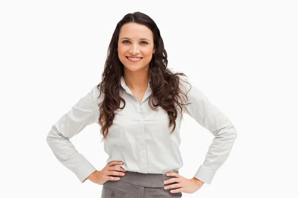 Retrato de una empresaria morena con las manos en las caderas sonriendo — Foto de Stock