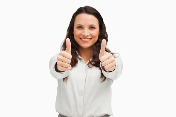 Portret brunetka uśmiechający się podczas zatwierdzania — Zdjęcie stockowe