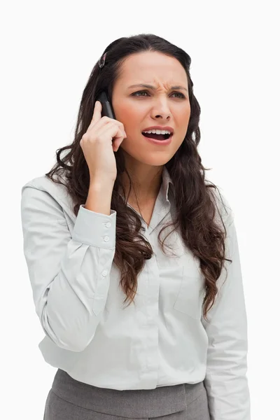 Close-up de uma mulher de negócios sorrindo enquanto telefona — Fotografia de Stock