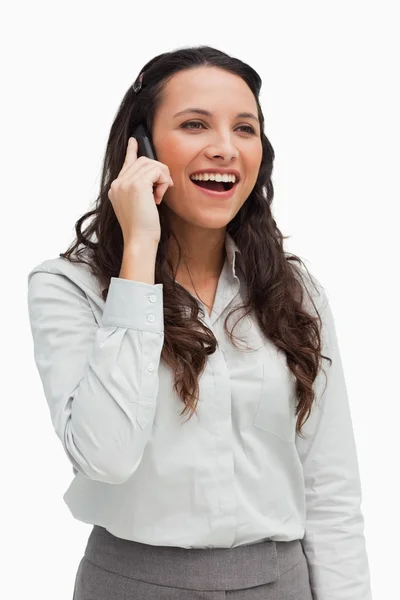 Közeli kép: a barna, mosolyogva, miközben a telefont — Stock Fotó