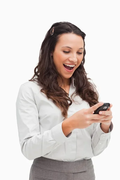 Šťastný bruneta hledá její textovou zprávu — Stock fotografie