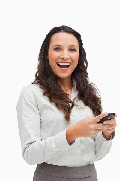 Portret szczęśliwy brunetka szuka jej SMS — Zdjęcie stockowe