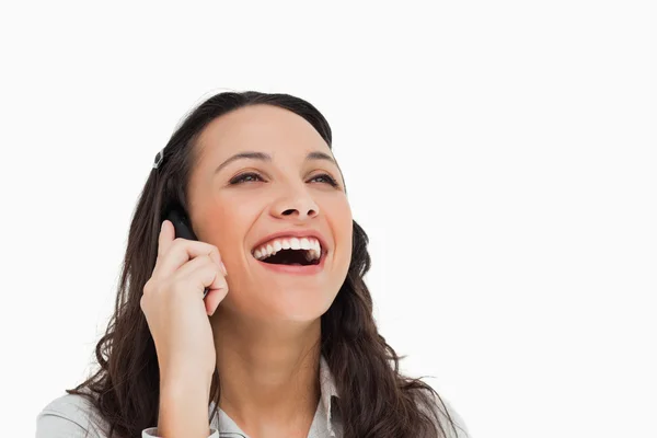 Morena riendo mientras hace una llamada — Foto de Stock