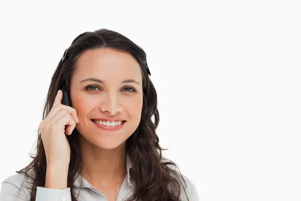 Portrait of a smiling brunette making a call — Stock Photo, Image