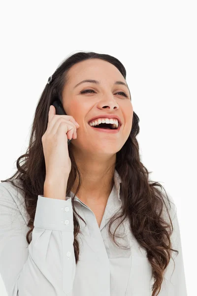 Morena bonita rindo enquanto telefona — Fotografia de Stock