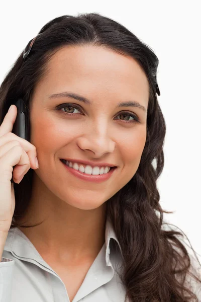 Portret brunetka uśmiechający się podczas połączenia — Zdjęcie stockowe