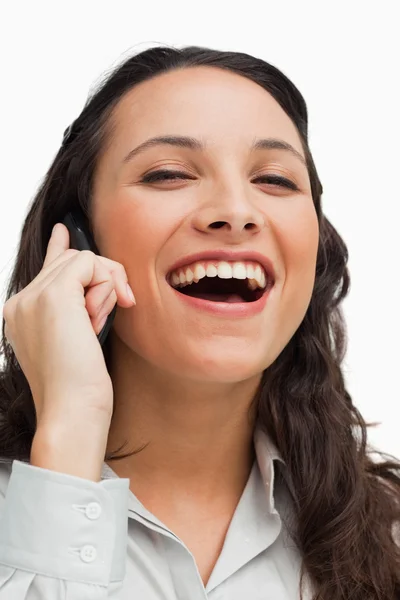Portret brunetka się śmiać podczas połączenia — Zdjęcie stockowe