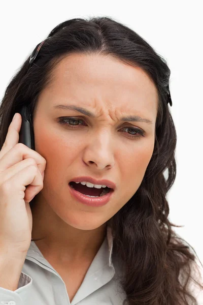 Close-up van een brunette fronsen terwijl telefoneren — Stockfoto