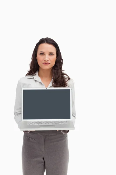 Брюнетка стоит во время показа экрана ноутбука — стоковое фото