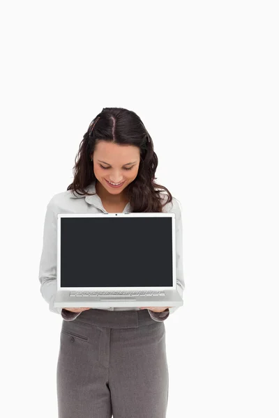 Kvinna som står samtidigt visar en laptop skärm — Stockfoto
