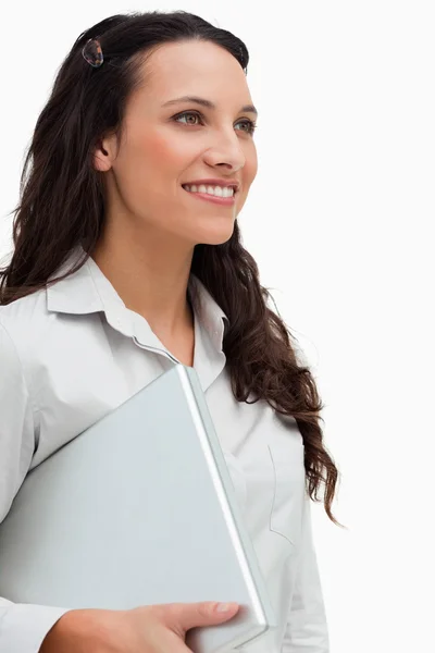 Närbild av en brunett stående medan du håller en laptop — Stockfoto
