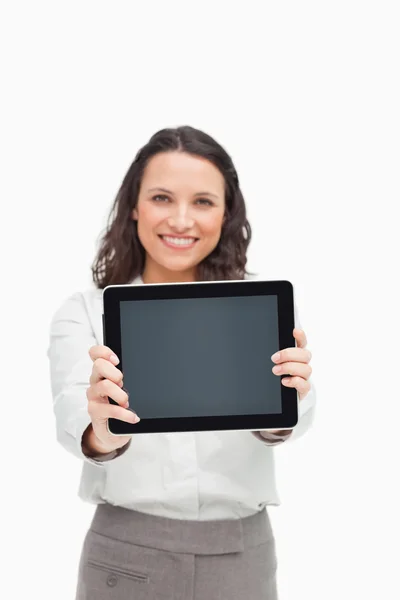 Portrait d'une brune montrant un écran tactile — Photo
