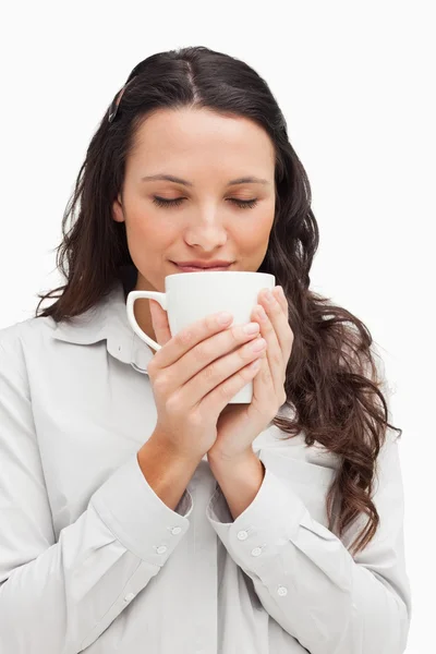 Morena oliendo un té —  Fotos de Stock