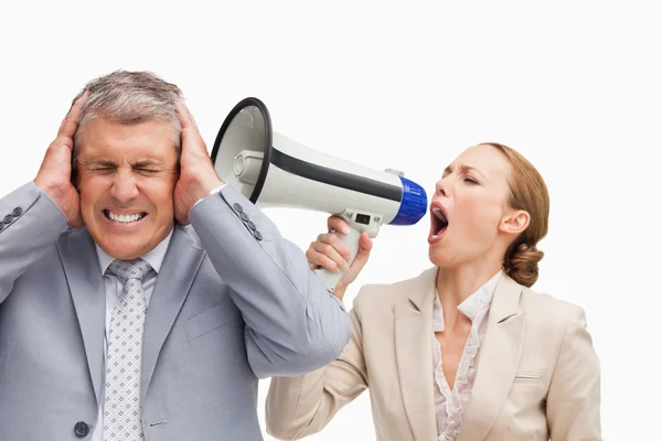Бизнесвумен кричит с мегафоном в честь своего коллеги — стоковое фото