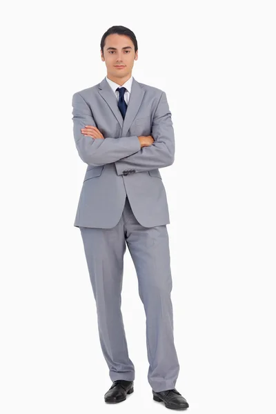 Бизнесмен стоит со сложенными руками — стоковое фото