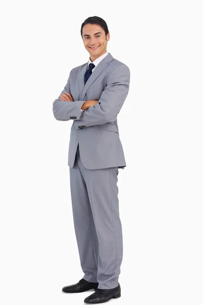 Ritratto di un uomo d'affari sorridente a braccia incrociate — Foto Stock