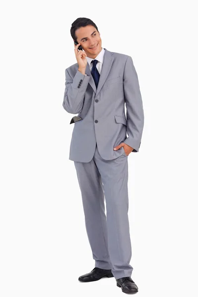 Uomo in giacca e cravatta sorridente mentre chiama — Foto Stock
