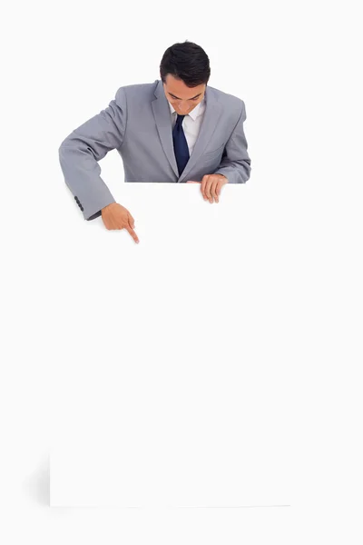 Knappe man achter een grote poster — Stockfoto