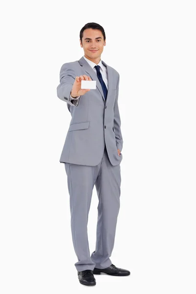 Yakışıklı bir adam onun iş kartı gösteren — Stok fotoğraf