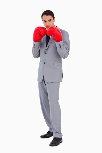 Man in een pak dragen van bokshandschoenen — Stockfoto
