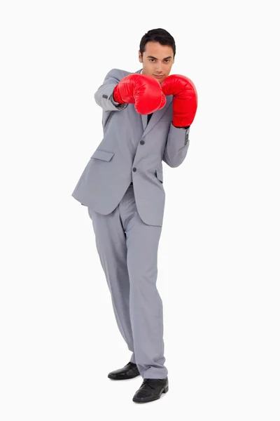 Homme d'affaires portant des gants de boxe rouge — Photo