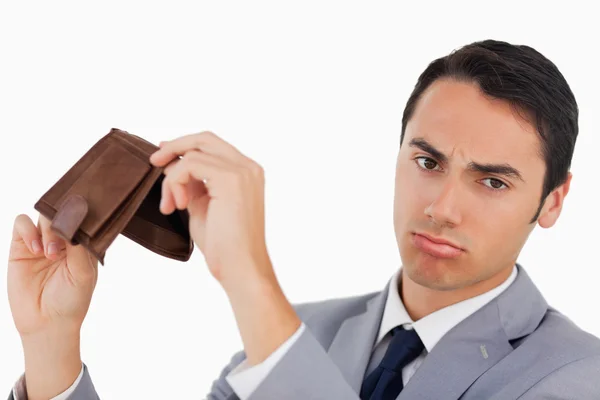 Porträtt av en man i kostym med hans Tom plånbok — Stockfoto