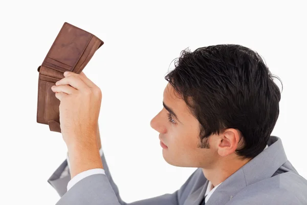 Man in een pak op zoek in zijn lege portemonnee — Stockfoto