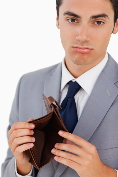 Ritratto di un uomo in giacca e cravatta con portafoglio vuoto — Foto Stock
