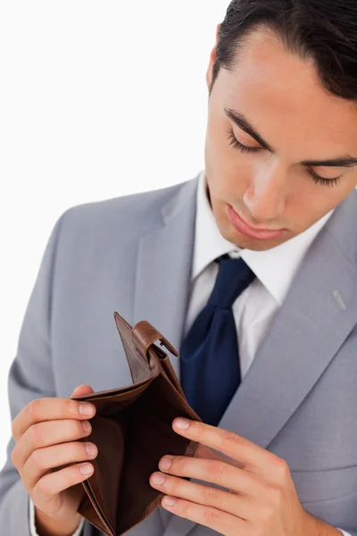 Hombre con traje mostrando su billetera vacía — Foto de Stock