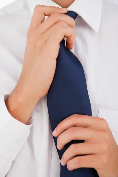 Человек затягивает галстук — стоковое фото