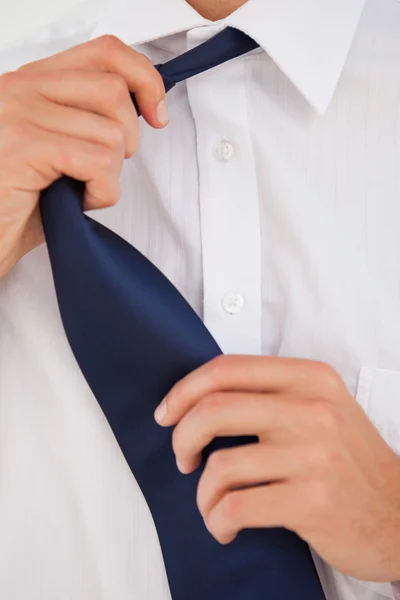 Mann löst seine Krawatte auf — Stockfoto
