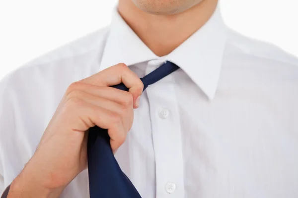 Крупный план человека, развязывающего галстук — стоковое фото