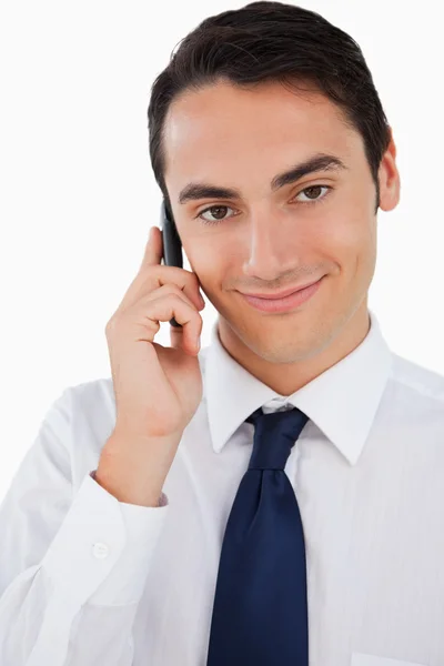 Close-up de um homem bonito ligando com seu celular — Fotografia de Stock