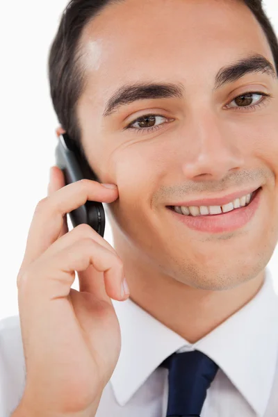 Close-up de um homem sorridente em um terno chamando com seu celular — Fotografia de Stock