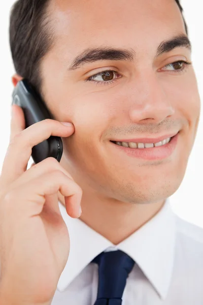 Közeli kép: egy mosolygó férfi öltöny a mobiltelefon használata — Stock Fotó