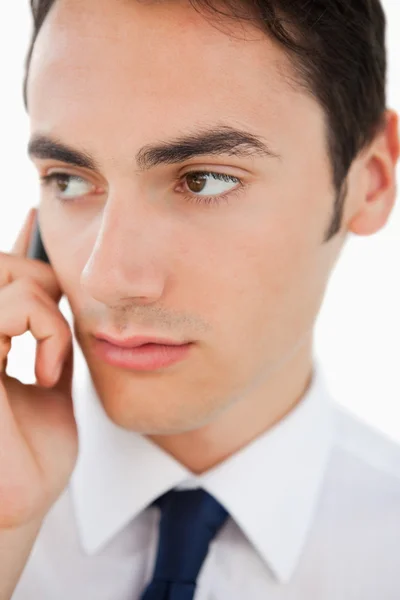 Крупный план человека в костюме, звонящего со своего мобильного телефона — стоковое фото