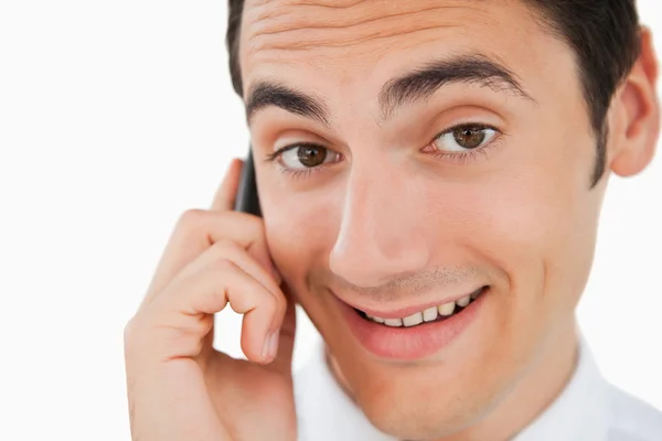 Крупним планом щасливий чоловік телефонує зі своїм мобільним телефоном — стокове фото