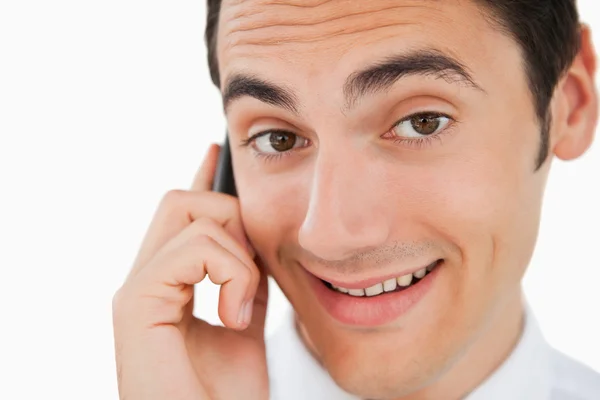 Close-up van een gelukkig man die met zijn cellphone — Stockfoto