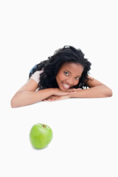 A zöld alma, egy fiatal lány, a háttérben — Stock Fotó