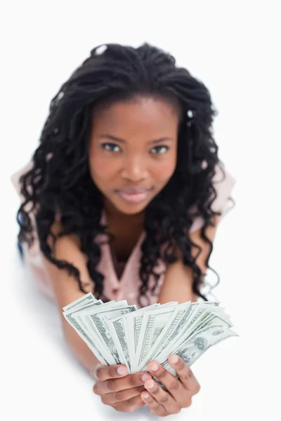 Uma jovem está segurando dólares americanos em suas mãos — Fotografia de Stock