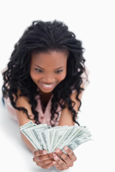 Возбужденная молодая женщина держит в руках американские доллары — стоковое фото