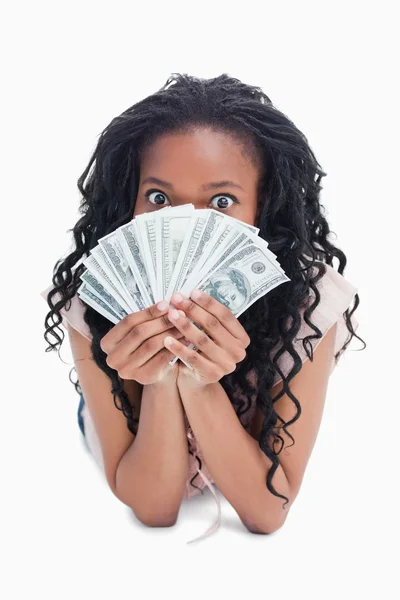 Bir kadın yüzü kadar Amerikan dolar tutuyor — Stok fotoğraf