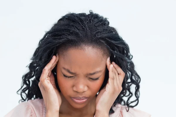 En kvinna med huvudvärk — Stockfoto