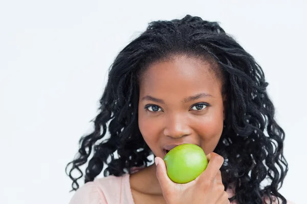 Hoofd geschoten van een vrouw die het eten van een appel — Stockfoto