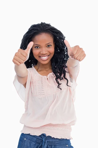 Uma mulher está sorrindo e tem os dois polegares para cima — Fotografia de Stock