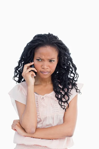Naštvaná žena mluvila na její mobilní telefon — Stock fotografie